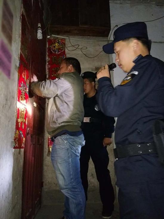 陇南地区粗心妈妈误将幼女锁家中 